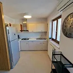 דירה With Parking Space - 7185 רוביני
